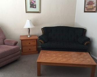 Trail Motel & Mobile Home Park & Rv Park - Trail - Living room
