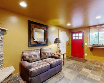 Rustic charm w/ modern amenities, an expansive back patio, mountain views - Lakeside - Living room