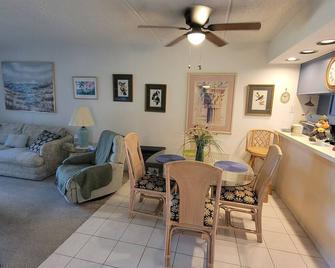 Pond front groundfloor 2/2 condo - Oldsmar - Dining room