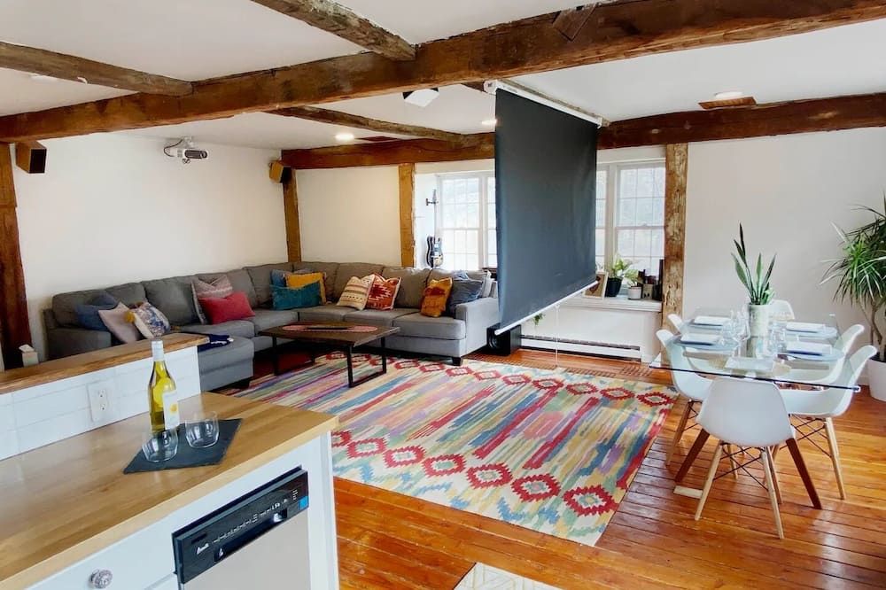 Modern carriage house, renovated w beautiful views - Sleeps 6