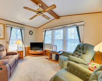 Serene Getaway Centrally Located in the FLX - Dundee - Living room