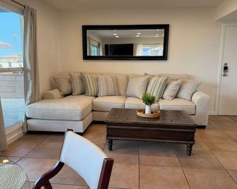 Cozy Beachfront Getaway! - Los Angeles - Living room