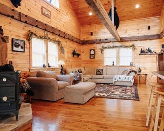 3 BR Black Bear Lodge on Pine Creek w/ Hot Tub - Galeton - Sala de estar