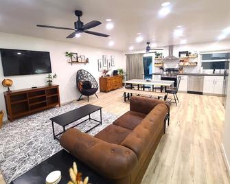 Beautiful, Cozy, and Spacious home- 3 mins from downtown - Oberlin - Living room