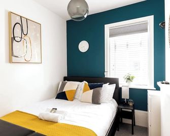 Naphtali Suite by Koya Homes - Barry - Dormitor