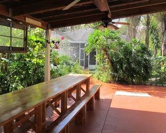Charming Home on Oak lined street in Historic District - Bartow - Patio