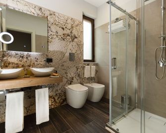 Hotel Donna Vì - Geraci Siculo - Badkamer