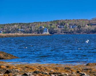 Waterfront, dog-friendly home close to Seavey Cove with deck & beach views - Tenants Harbor - Playa