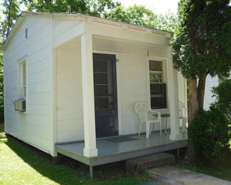 Motel Et Cabines Mont Saint-Hilaire - Mont-Saint-Hilaire - Patio
