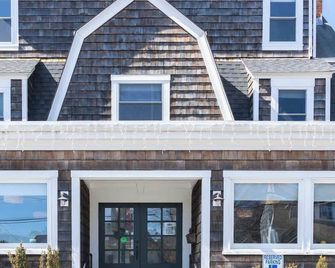 #6 | Comfy Room w/ Queen-bed - Middletown - Building