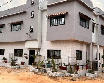 3-bedroom apartment in beautiful Sebikotane with AC, WiFi - Somone - Building