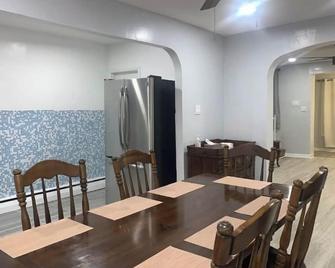 3 bed / 1 bath (with a king bed) best location, connect to everywhere - Philadelphia - Eetruimte