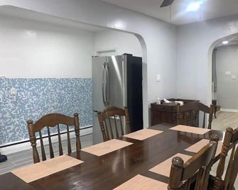 3 bed / 1 bath (with a king bed) best location, connect to everywhere - Philadelphia - Dining room