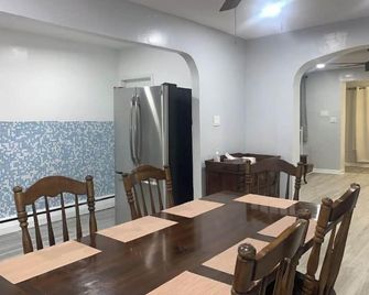 3 bed / 1 bath (with a king bed) best location, connect to everywhere - פילדלפיה - חדר אוכל