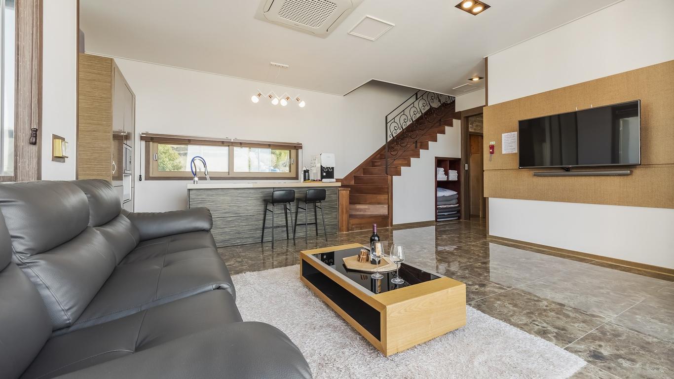 Yeosu Calma Pool Villa