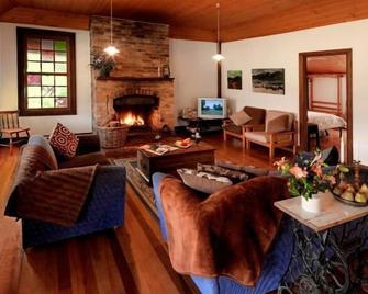 Cedar Creek Cottages - Wollombi - Living room