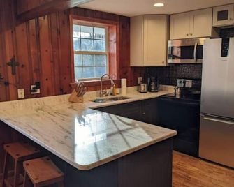 Knotty & Nice Cottage Mountain Views, Near Tail of the Dragon, & Fontana Village - 폰타나 댐 - 주방