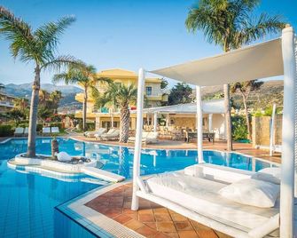 Parthenis Hotel & Suites - Mália - Bể bơi