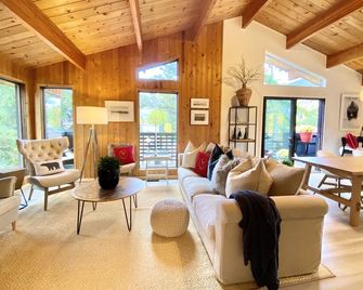 Beautiful Chalet with Unbeatable Location in Banff - Banff - Living room