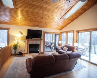 Honeycomb Hideaway Galena Territories - Galena - Living room