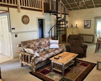 Cozy Chalet with First Lake access just minutes from town. Great Location - Old Forge - Sala de estar