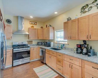 Charming Darien Hideaway w/ Porch, Near Downtown! - Darien - Cucina