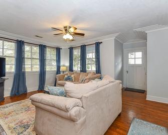 Super Fast Internet. Pets Welcome - Richmond Hill - Living room