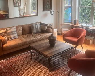 The beautiful balmy Alley House - San Francisco - Living room