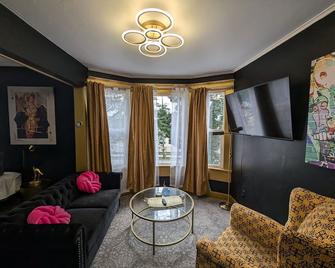 The Queen - Sturgeon Bay - Living room