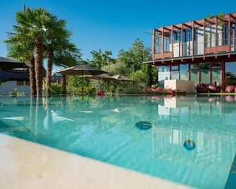 Hotel Goldener Stern - Caldaro - Pool