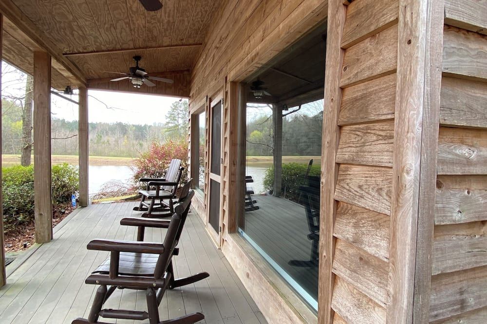 Cozy cabin with 1 bedroom, Lakefront views in tranquil Terry!