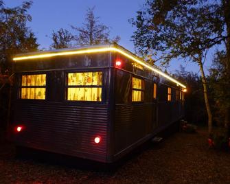 The Villa at Tin Can Acres, a Retro Trailer Retreat - Denison - Building