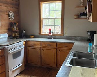 Waterfront Cabin off I-95 in Lumberton with WiFi, Foosball, Kayaks, Pet-friendly - Lumberton - Køkken