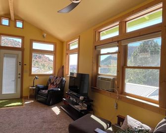 Casa Taormina: Views! Rare private parking. Bkfst fixings, long stay discounts! - Бісбі - Вітальня