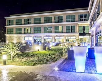 Howard Johnson by Wyndham Neuquen - Neuquén - Building