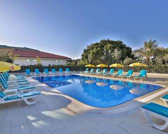 Opia Hotel - Konakli - Piscina