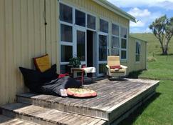 Farview Bach - Rural, Beach, River And Fishing! - Tongaporutu - Patio