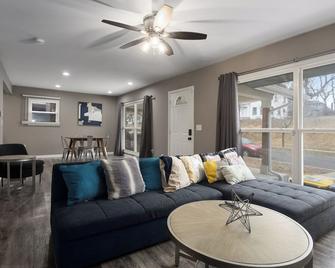 Amazing 3bd Troostwood Home in Kansas City, MO near most attractions! - Kansas City - Living room