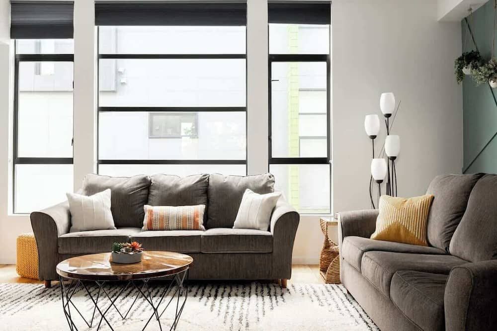 Urban Oasis - Rooftop Delight - Peloton - Rino - דנבר - סלון