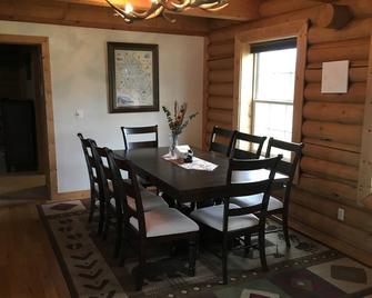 Majestic Log home on Private Lake- Close to Fly Fishing, Swimming & Hiking - Helena - Dining room