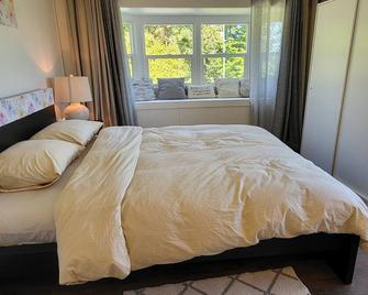 Sea view stay - Lantzville - Bedroom
