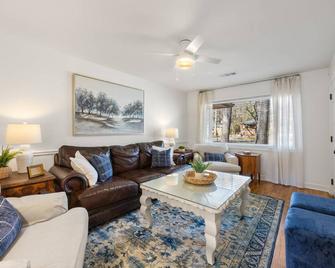 Discover Decatur - Decatur - Living room