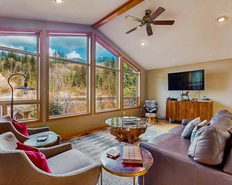 Luxury mountain cabin with river access & private hot tub - dog-friendly - Gold Bar