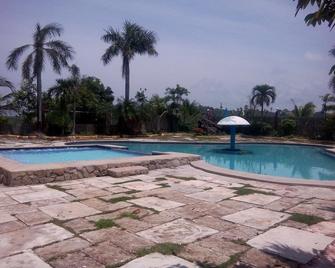 The Waterfront Beach Resort - Morong - Piscina