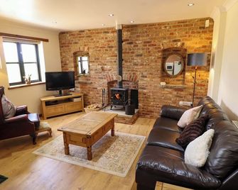 The Paw Barn, Pet Friendly, Character Holiday Cottage In Boston - Boston - Living room