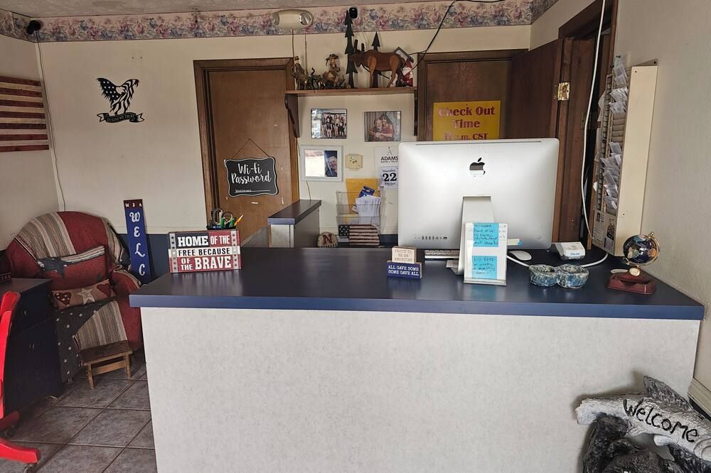 Blue Spruce Motel - North Platte - Front desk