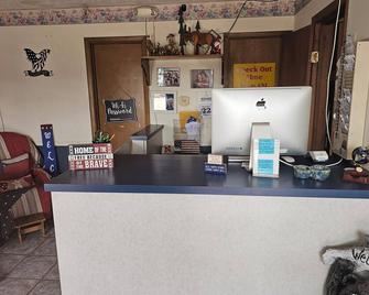 Blue Spruce Motel - North Platte - Front desk