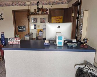Blue Spruce Motel - North Platte - Front desk