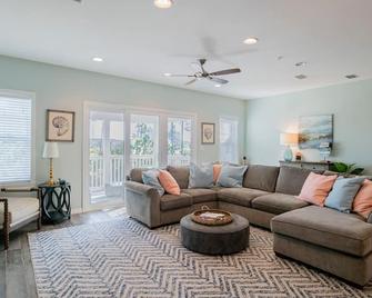Lost Key Resort~Pet Friendly~Pool~Private Beach Club - Lillian - Living room