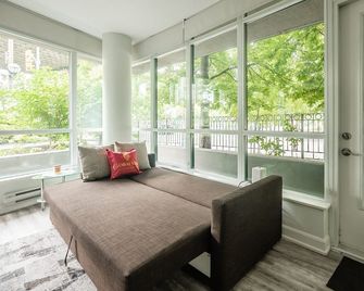 Private Entrance Condo 2 Bedroom Downtown Toronto - Toronto - Living room